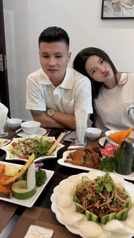 Chu Thanh Huyền tình tứ với Quang Hải khi đi ăn cùng gia đình chồng