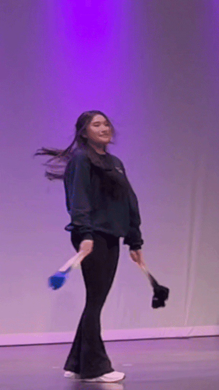 ... Nhưng với thần thái tự tin, màn trình diễn của Jenny Huỳnh vẫn rất cuốn hút