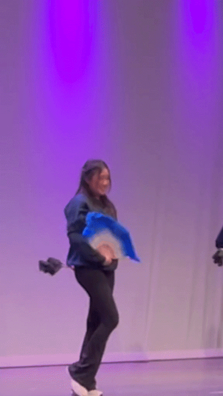 Dù đôi chỗ còn lệch nhịp so với bạn diễn...