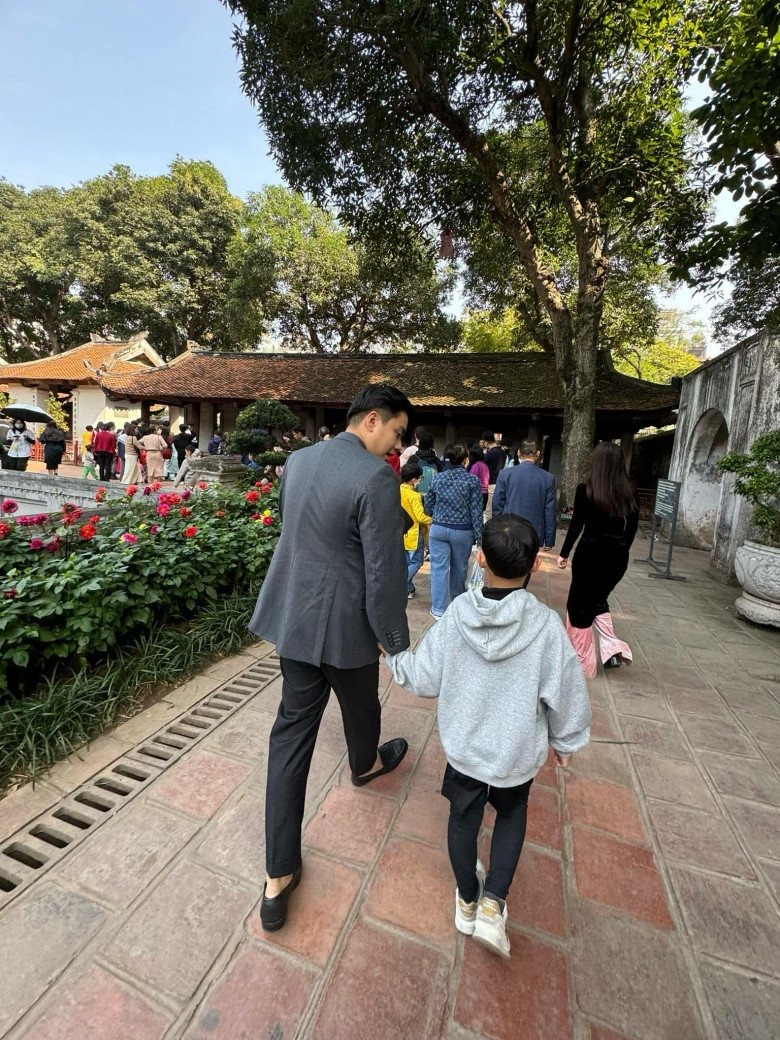 Chồng Ly Kute thân thiết với bé Khoai Tây.