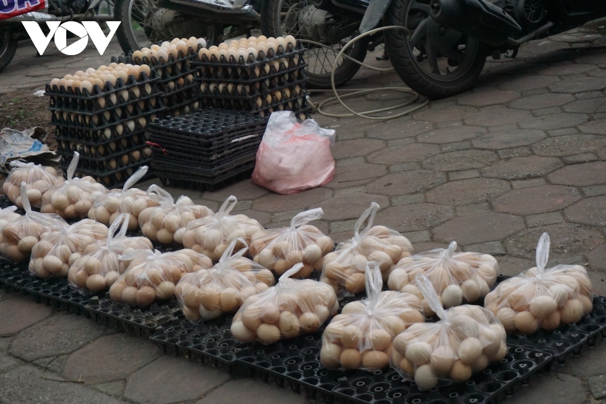 Trứng được gói thành các túi từ 30 quả giúp người đi đường mua bán nhanh chóng hơn