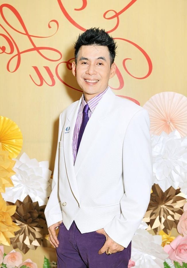 Về Việt Nam, anh kết hợp cùng ca sĩ Lam Trường, Đan Trường, Vân Trường và được mọi người yêu thích