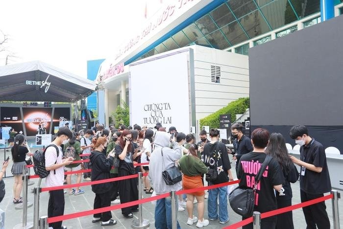 Người hâm mộ xếp hàng dài trước buổi biểu diễn 7 Minute Stage.