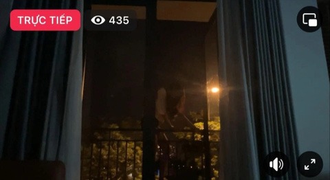 Nam Em trèo ra ban công lúc nửa đêm.