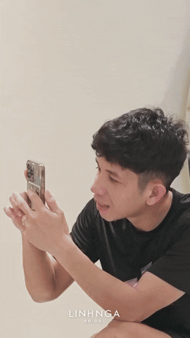 Hồng Duy lấy điện thoại ghi lại khoảnh khắc ý nghĩa khi Kiều Oanh bước ra với chiếc váy cưới, xinh đẹp dịu dàng