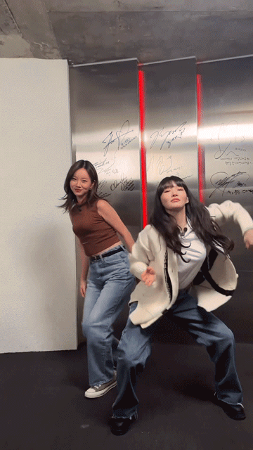 Mọi sự chú ý đổ dồn vào Hyeri vì đây là lần đầu tiên cô xuất hiện công khai giữa drama tình ái. Mỹ nhân sinh năm 1994 diện đồ năng động, khoe nhan sắc xinh xắn cùng cười tươi rạng rỡ