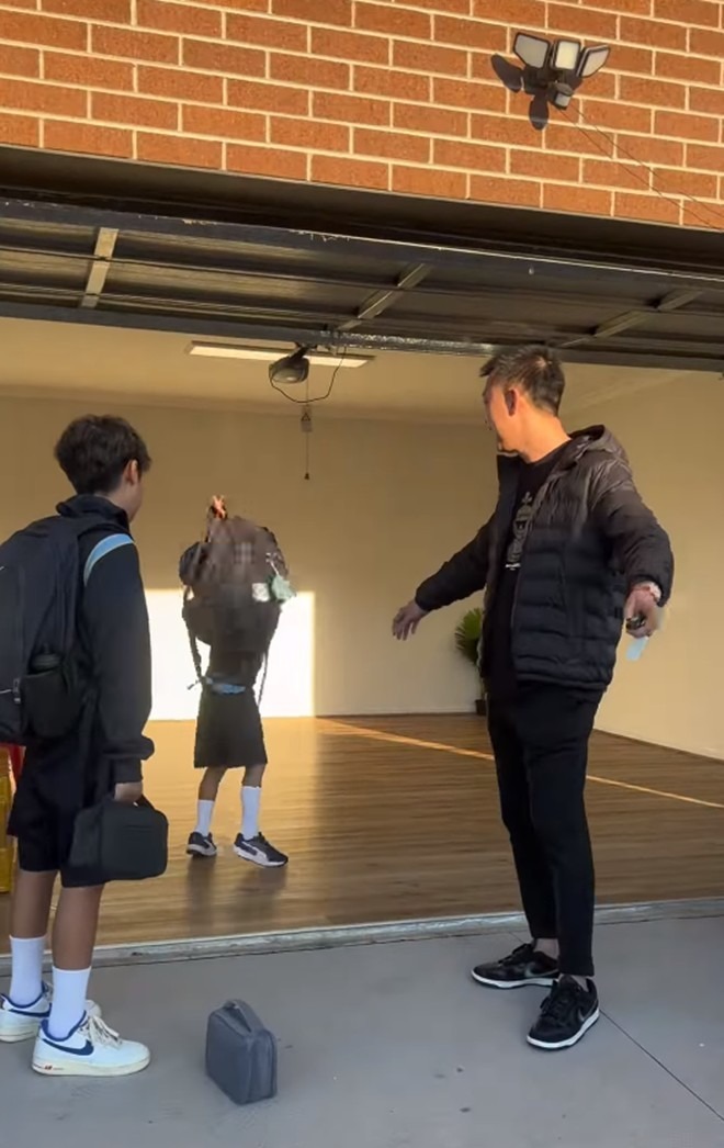 Theo chia sẻ trong clip, nhà Ốc Thanh Vân thiết kế hai tầng, phòng ngủ và các không gian sinh hoạt chung chủ yếu ở tầng hai. Tại tầng một, nữ nghệ sĩ sử dụng làm lớp dạy yoga với sức chứa tối đa 10 người. Đây cũng là nơi Ốc Thanh Vân livestream bán mỹ phẩm.