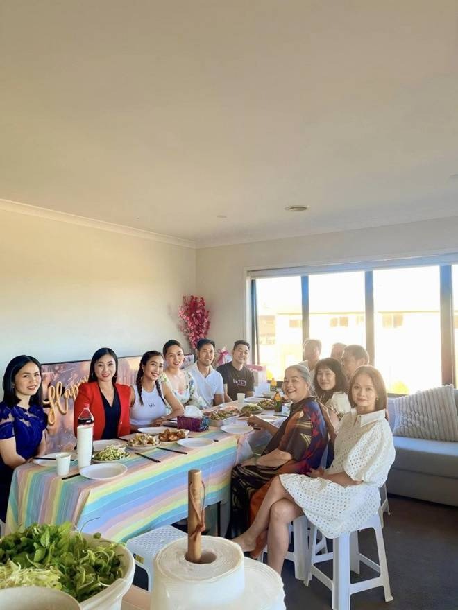 Ngoài vấn đề tài chính phải thật mạnh, người mua còn phải đáp ứng nhiều điều kiện và làm việc qua công ty trung gian.