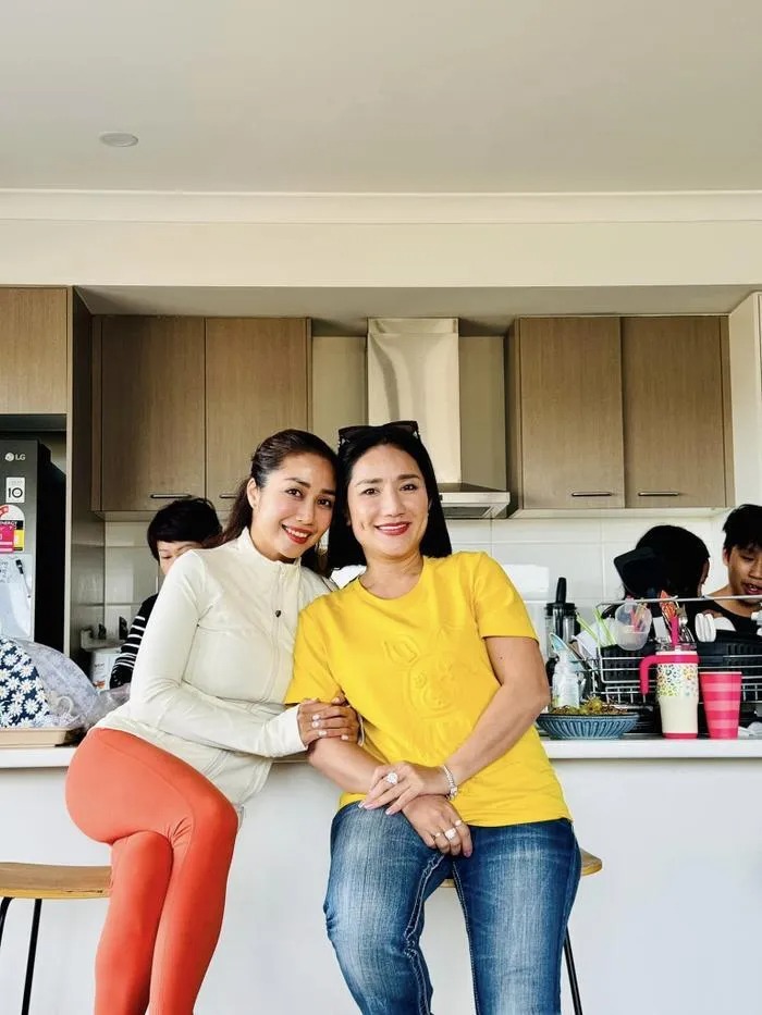 Trong chuyến đi tới Austalia, MC Cát Tường ghé thăm nhà riêng của diễn viên Ốc Thanh Vân . Nữ diễn viên trầm trồ trước ngôi nhà khang trang của đàn em tại nước ngoài.