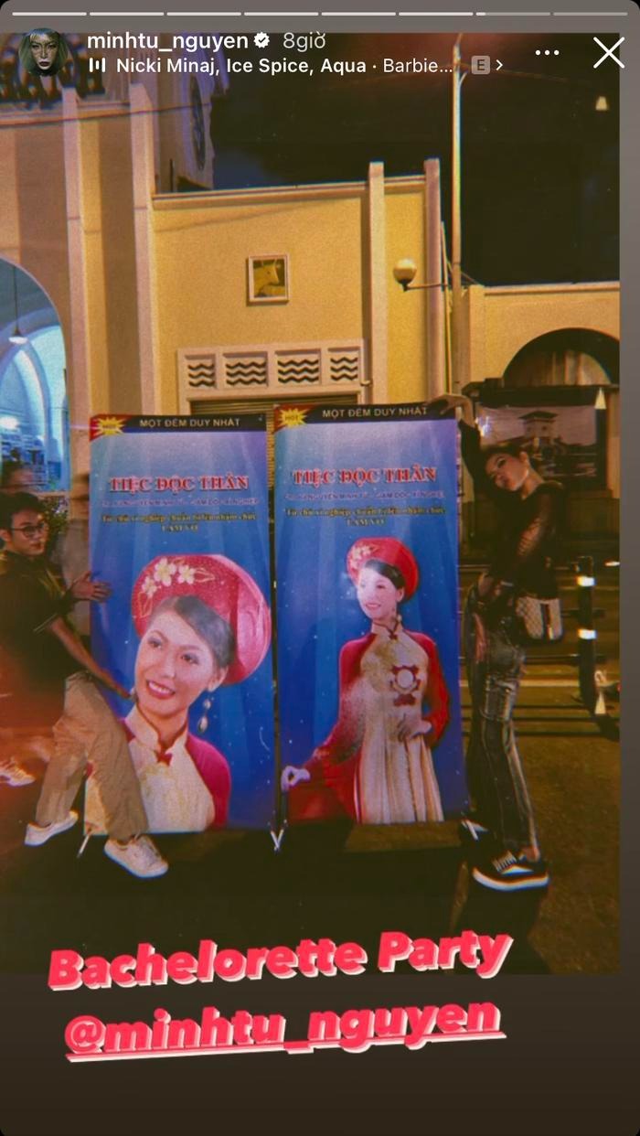 Khi chứng kiến standee độc đáo, Minh Tú lộ rõ tâm trạng vui vẻ và hào hứng chụp hình cùng một số người bạn thân thiết.