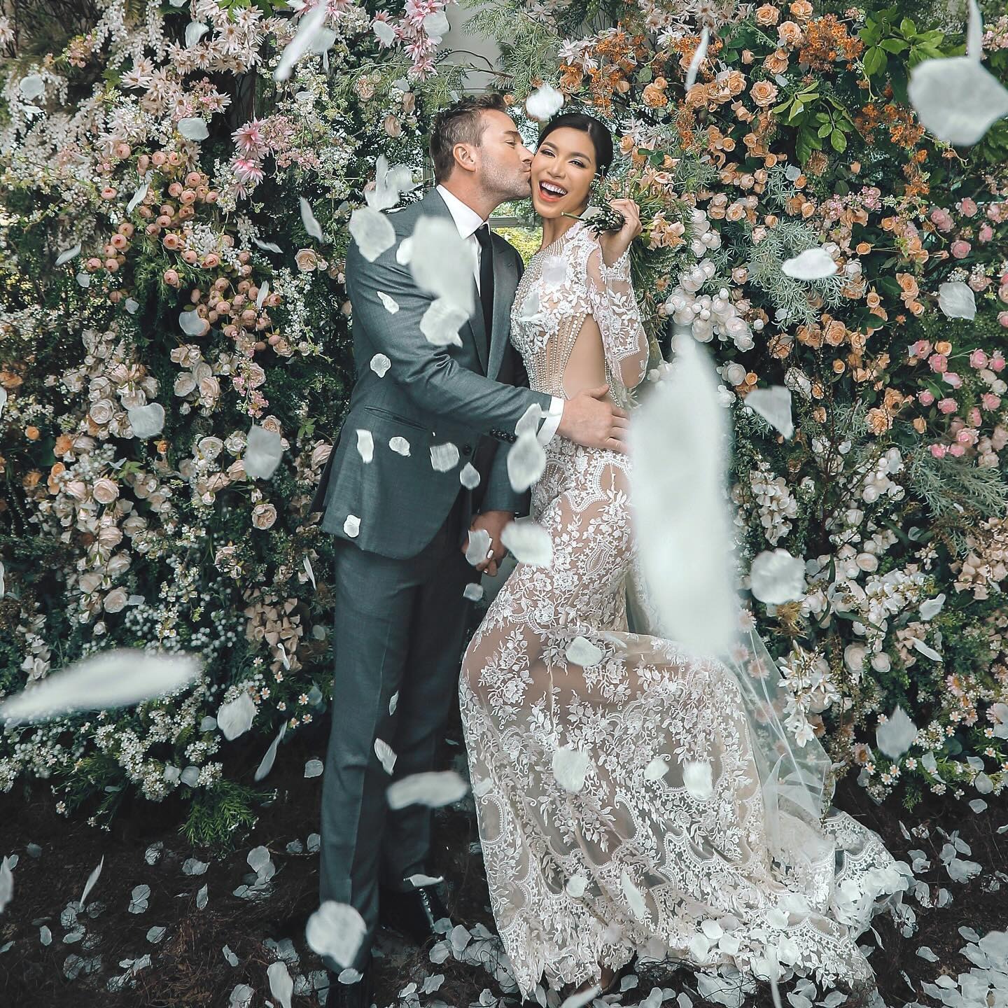 Trên mạng xã hội, dàn nghệ sĩ đình đám đều tỏ ra thích thú khi nhận được thiệp mời cưới có hạt giống trồng cây từ phía nữ siêu mẫu. 