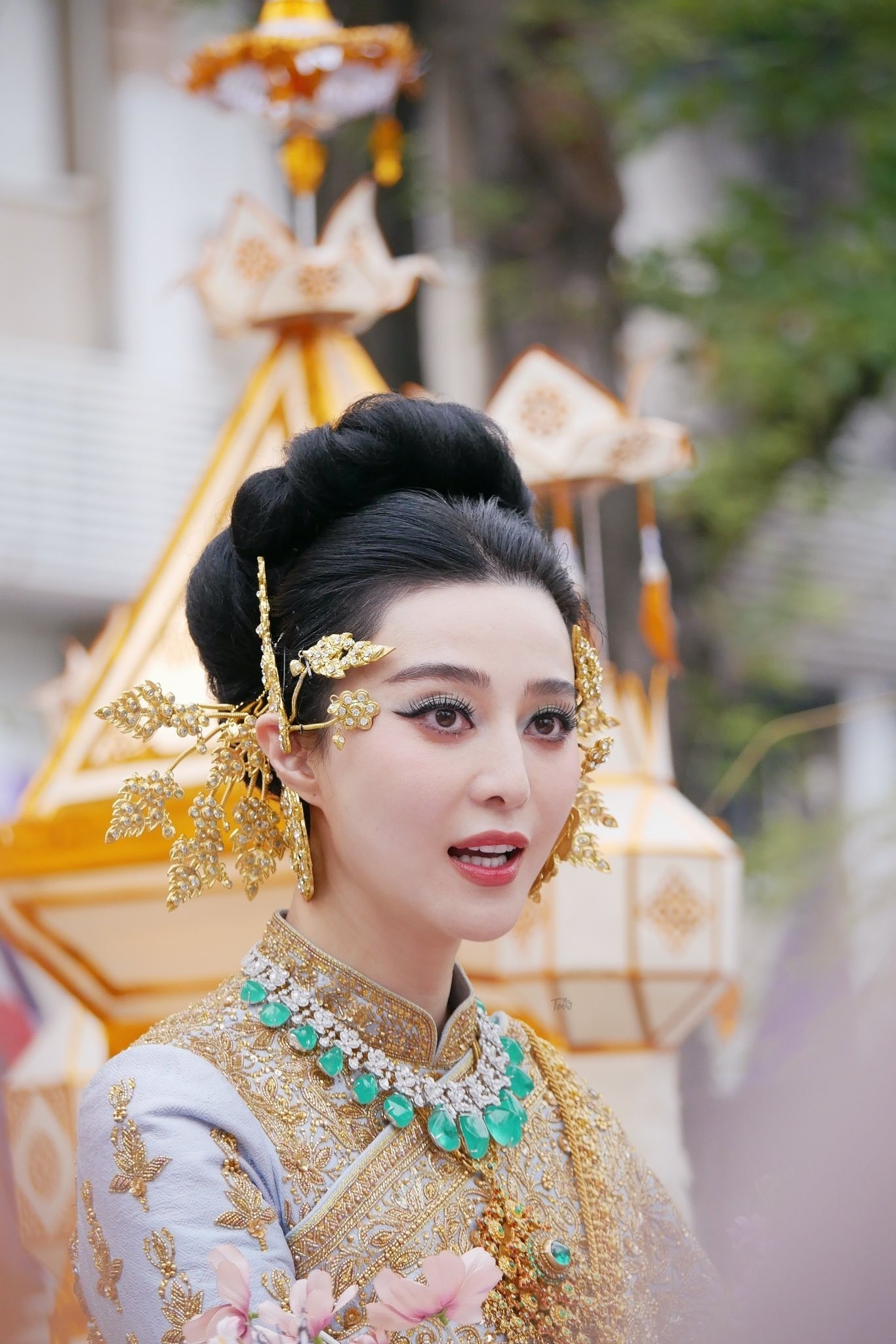 Theo Elle Thái Lan, trang sức bằng vàng Phạm Băng Băng đeo được làm bởi thợ kim hoàn giàu kinh nghiệm, tay nghề cao. Ảnh: Twitter.