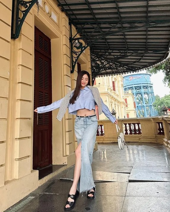 Hoa hậu Lương Thùy Linh cực thích diện chân váy denim với áo sơ mi và luôn ưu tiên chọn những kiểu váy giúp khoe đôi chân dài 1m22 của cô.
