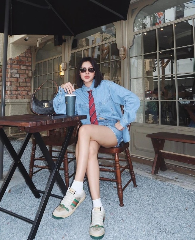 Tú Hảo trong set đồ chất liệu denim từ áo sơ mi tới chân váy chữ A ôm sát giúp tôn lên được vóc dáng hình thể của cô nàng.