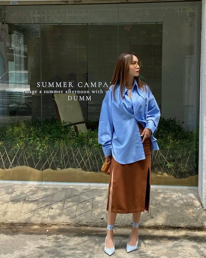 Cả Thùy Tiên và Yến Trang đều có những biến tấu mới mẻ khi diện chân váy chữ H với áo sơ mi. Trong khi Thùy Tiên chọn áo sơ mi crop top khoe eo thì Yến Trang lại làm mới bằng chân váy xẻ tà 2 bên.