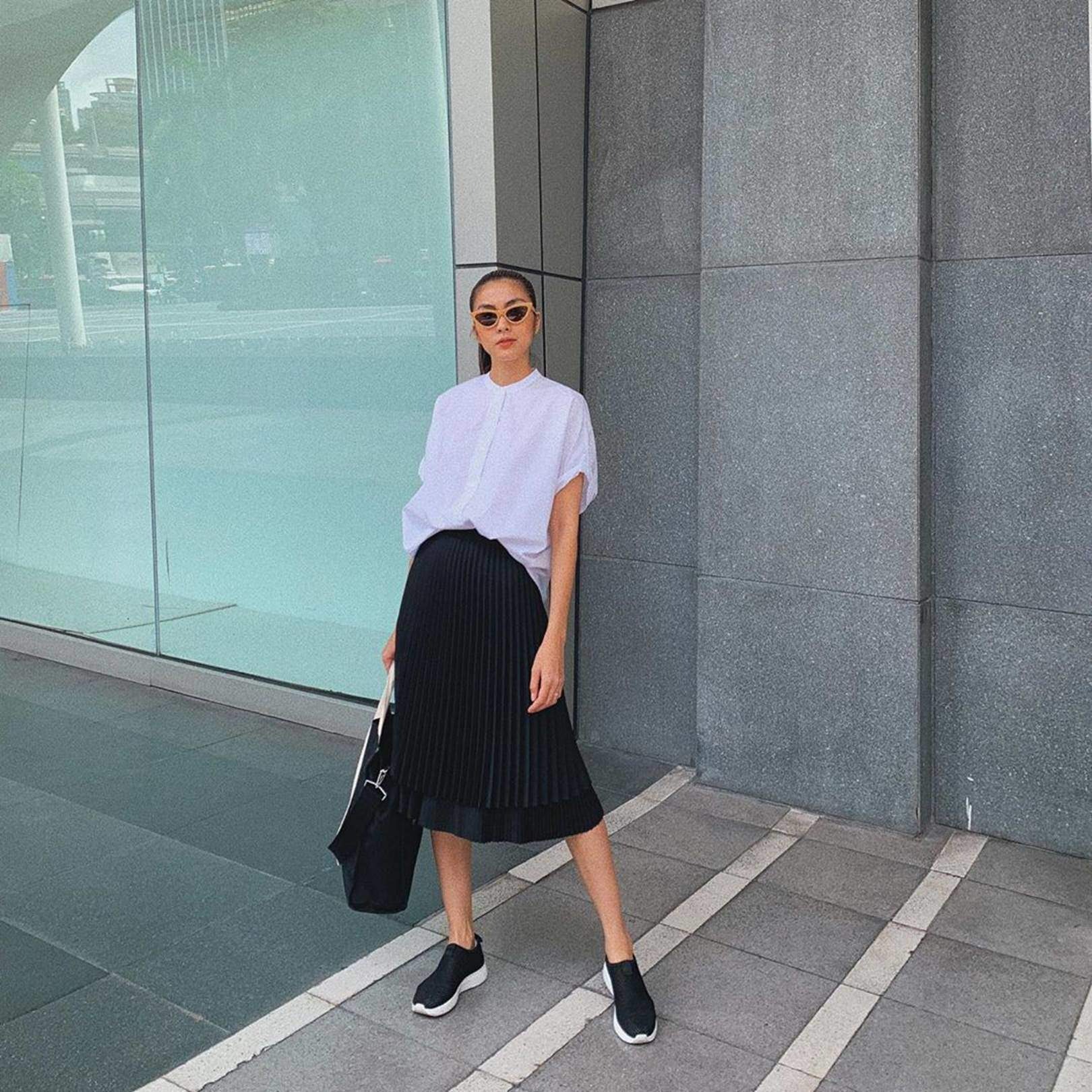 Dâu hào môn Tăng Thanh Hà rất yêu thích cách phối sơ mi trắng với chân váy xếp ly tạo vẻ thanh lịch, trang nhã, ai cũng có thể mặc được.