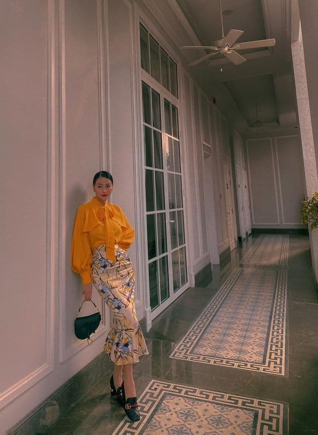 Hoa hậu Phương Khánh phối áo sơ mi vàng nổi bật rực rỡ cùng chân váy đuôi cá khoe trọn đường cong rất phù hợp để chị em diện tới những nơi sang trọng.
