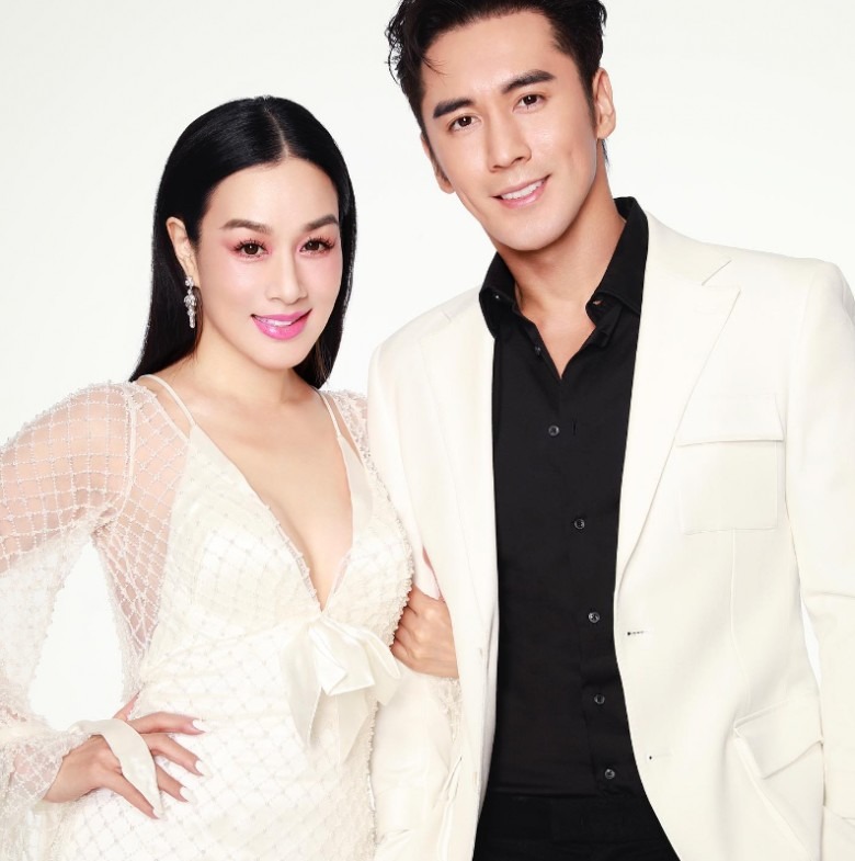 Nhờ chăm bảo dưỡng nhan sắc và hình thể nên khi đứng cùng chồng trẻ kém 12 tuổi, trông cô không quá chênh lệch.