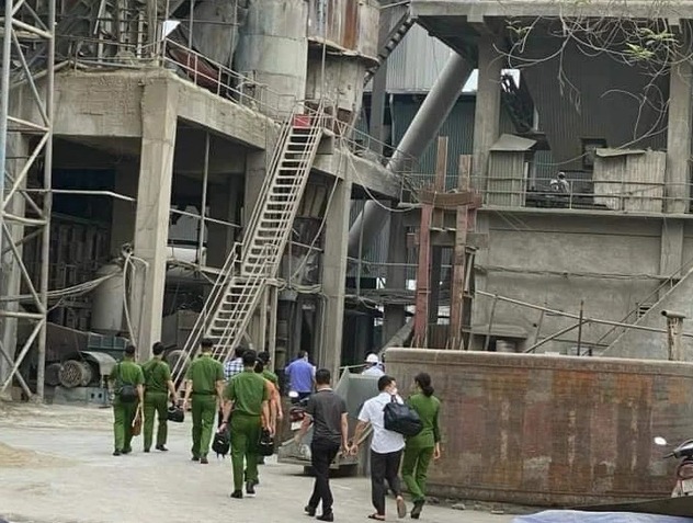 Cụ thể, khoảng 13h chiều 22/4, trong quá trình sửa chữa dây chuyền nghiền đá ở nhà máy trên đã xảy ra sự cố nghiêm trọng dẫn tới vụ tai nạn lao động thương tâm. Ảnh: VTV