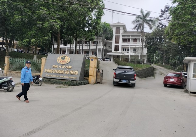 Ngay sau khi nhận được thông tin, lãnh đạo tỉnh và Công an tỉnh Yên Bái đã tới hiện trường, trực tiếp chỉ đạo công tác cứu nạn, làm rõ nguyên nhân vụ tai nạn lao động. Ảnh: Tiền phong