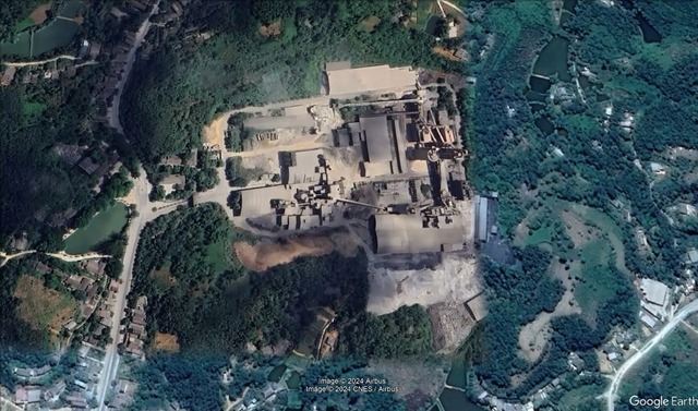 Công ty Cổ phần Xi măng và Khoáng sản Yên Bái tiền thân là Nhà máy Xi măng Yên Bái, đặt trụ sở chính tại thị trấn Yên Bình, huyện Yên Bình, tỉnh Yên Bái, cách TP Yên Bái 13 km.Đây là doanh nghiệp chuyên sản xuất và kinh doanh xi măng, khai thác, chế biến, kinh doanh và xuất khẩu khoáng sản. Sản phẩm chính của công ty là xi măng. Ảnh: Google Earth.