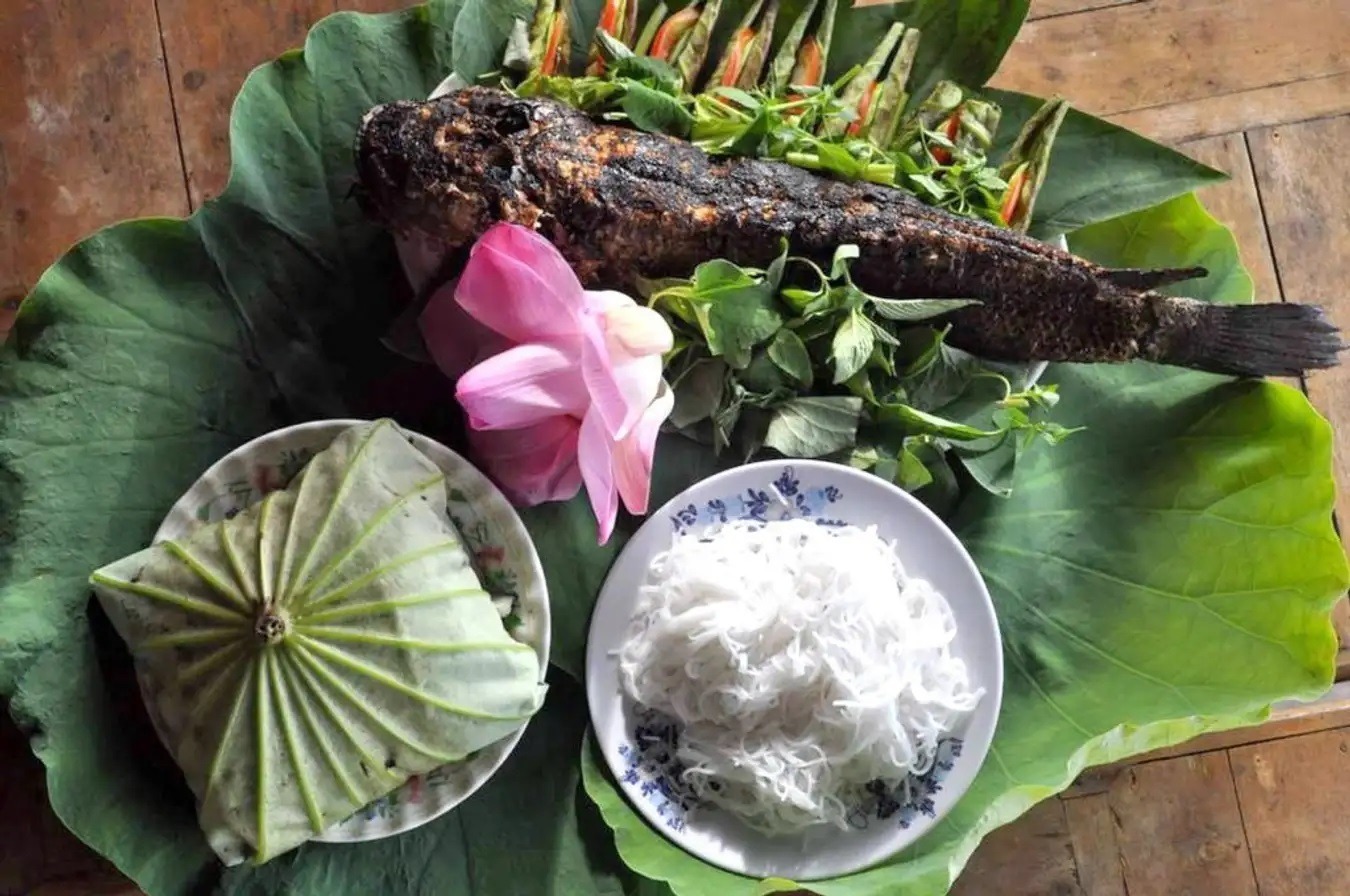 Đặc sản Đồng Tháp Mười không thể bỏ qua là món cá lóc nướng trui