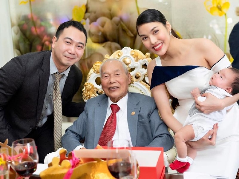 Ông xã Lan Khuê sinh năm 1987, là con cháu một gia đình bề thế, giàu có ở TP.HCM. John Tuấn Nguyễn từng sống và học tập ở Canada nhiều năm trước khi trở về Việt Nam lập nghiệp. Khi hơn 20 tuổi, anh đã đảm đương các vị trí quản lý tại công ty gia đình.