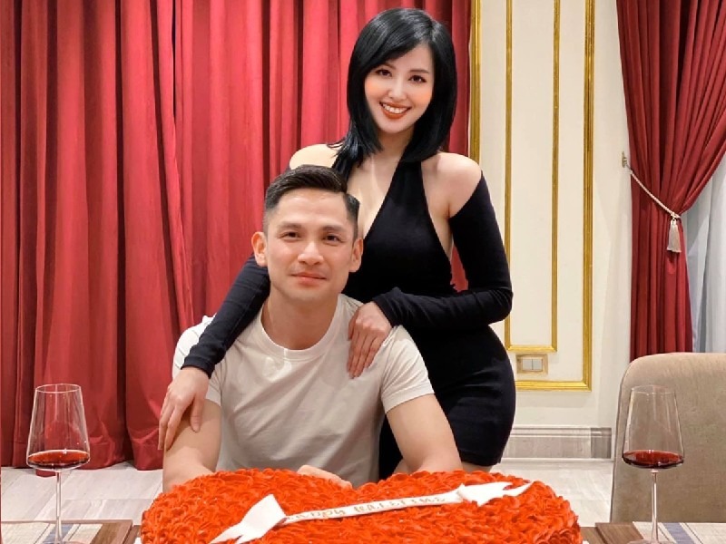 Ông xã Tâm Tít có ngoại hình điển trai, phong độ và khá hào phóng, chịu chơi. Anh thường xuyên tặng vợ quà hàng hiệu đắt tiền và đưa vợ đi du lịch sang chảnh. 