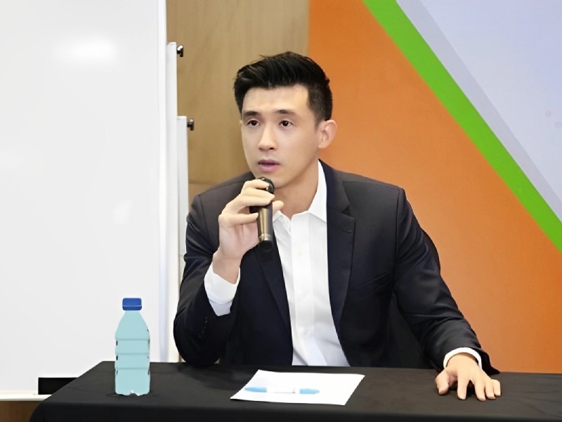 Theo tìm hiểu, chồng Midu sinh năm 1990. Anh là Cử nhân ngành Tài chính và Quản lý tại Đại học Virginia, tốt nghiệp Thạc sĩ Quản trị Kinh doanh tại Đại học California, Mỹ.