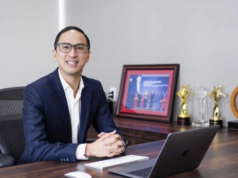 Ông xã Tăng Thanh Hà thông thạo 4 thứ tiếng: Anh, Tây Ban Nha, Philippines và Việt Nam. Trước khi về nước làm việc, Louis Nguyễn đã đảm nhận nhiều vị trí tại các tập đoàn đa quốc gia danh tiếng khác nhau. 