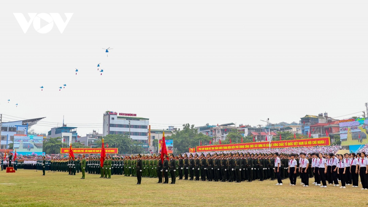 Mở đầu cho buổi sơ duyệt Lễ diễu binh, diễu hành Kỷ niệm 70 năm Chiến thắng lịch sử Điện Biên Phủ là các biên đội trực thăng vũ trang thuộc Quân chủng Phòng không - Không quân, Quân đội nhân dân Việt Nam mang theo cờ Đảng, cờ Tổ quốc Việt Nam tượng trưng cho lý tưởng, niềm tin, bản lĩnh, trí tuệ, sức mạnh to lớn của khối đại đoàn kết toàn dân tộc dưới sự lãnh của Đảng Cộng sản Việt Nam 