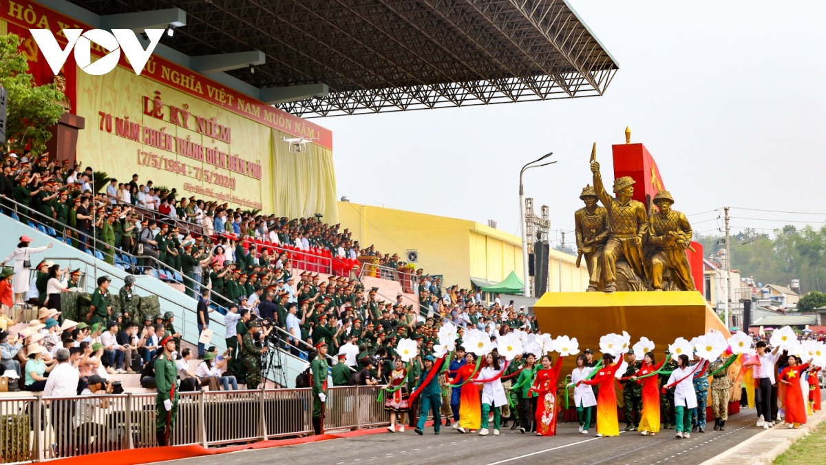 Xe mô hình biểu tượng 70 năm Chiến thắng Điện Biên Phủ