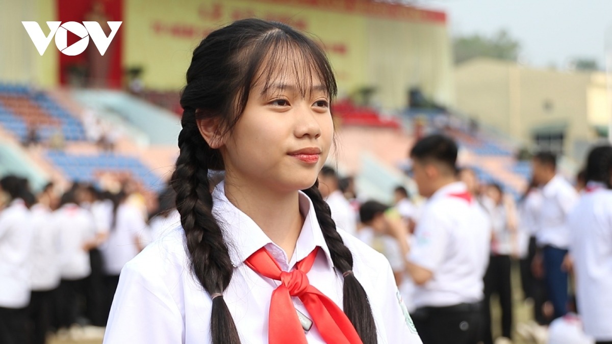 Em Mai Hoàng Trang Linh, học sinh lớp 8C3, Trường THCS Mường Thanh, TP Điện Biên Phủ chia sẻ: “Chúng em rất tự hào khi được tham gia vào chương trình lớn, bằng tất cả niềm tự hào và vinh dự để hoàn thành tốt nhiệm vụ của mình. Trong thời gian qua, tuy việc tập luyện rất vất vả và khó khăn, thời tiết khắc nghiệt, nhiều bạn cũng bị ốm, nhưng chúng em đã rất cố gắng. Đồng hành với chúng em là các thầy, cô giáo, người dân, các bác cựu chiến binh đã cổ vũ giúp chúng em có thêm động lực để hoàn thành nhiệm vụ”