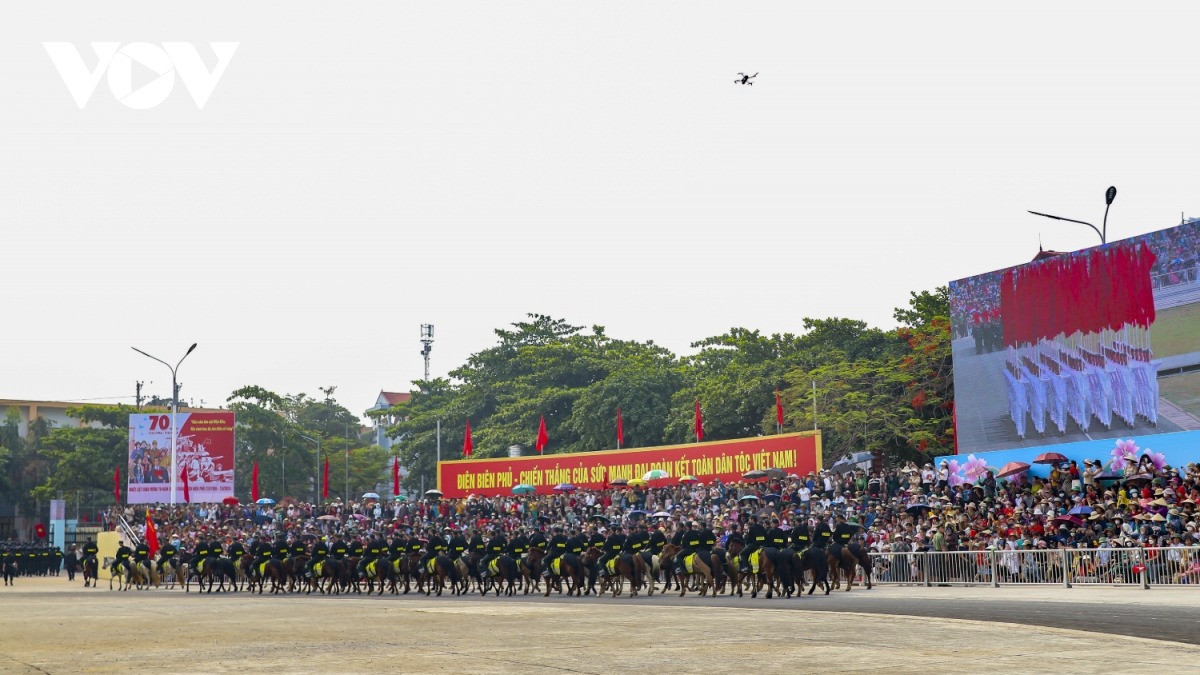 Sân vận động tỉnh Điện Biên được xây dựng từ lâu, có sức chứa khá nhỏ, do đó UBND tỉnh Điện Biên chỉ phân bổ 4.000 người tham dự tại 2 khán đài C và D. Vì vậy không ít người dân, du khách đã có mặt từ sớm để hoà vào không khí thiêng liêng của dân tộc, của đất nước.