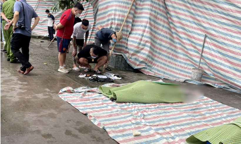 Thi thể hai nạn nhân được vớt lên bờ. (Ảnh: Báo Bắc Giang)