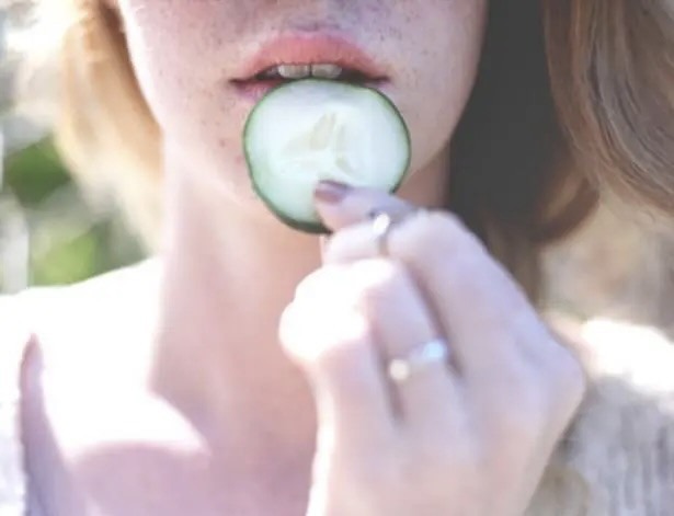 Bên cạnh đó, trong dưa chuột cũng chứa nhiều dưỡng chất cực có lợi cho da như vitamin K, vitamin C, mangan, beta-carotene,...