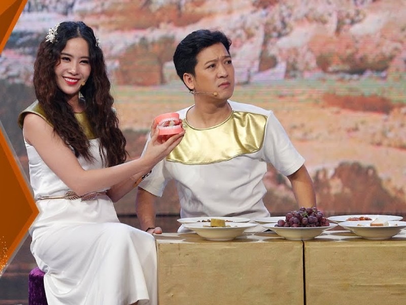 Tuy nhiên, sau khi vướng ồn ào tình cảm với danh hài Trường Giang vào năm 2018, Nam Em dần đánh mất phong độ. Thời điểm đó, cô hứng chịu nhiều áp lực vì sức ép dư luận, phải 