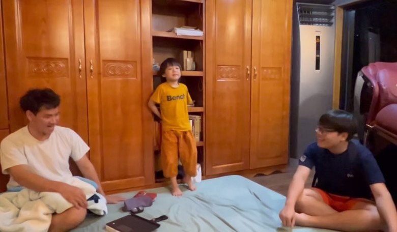 Bi Béo và Bão cùng đọc thơ trả bài cho bố.