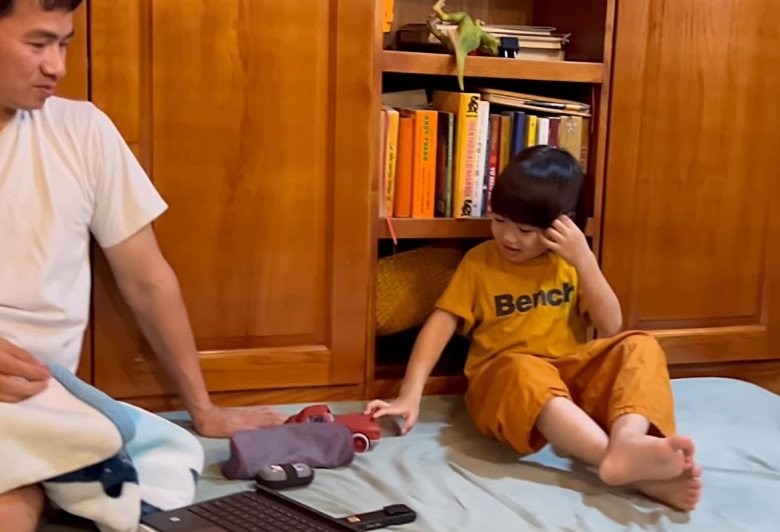 Màn đọc thơ của Bão hút hàng vạn lượt xem.