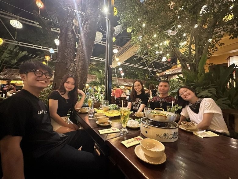 Vợ chồng Công Lý - Ngọc Hà và các con quây quần bên bữa ăn.