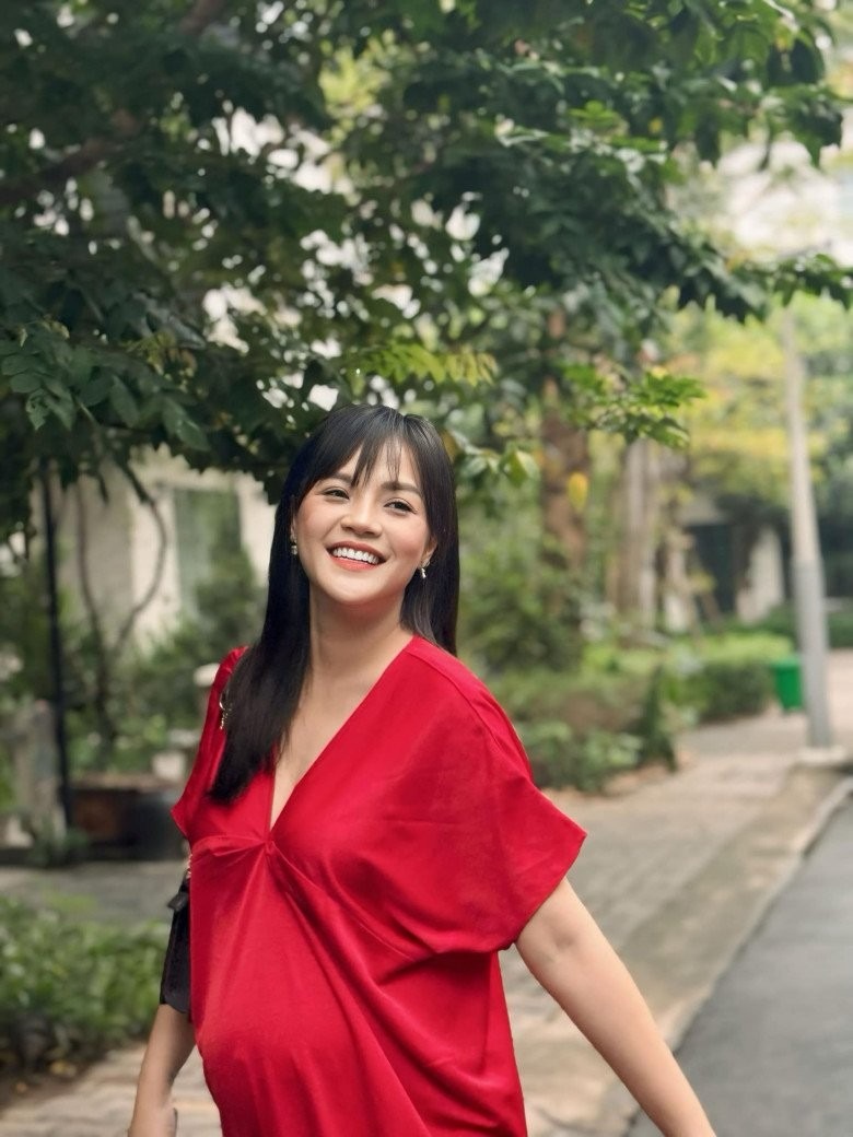 Người đẹp hạnh phúc khi mang thai lần 2.