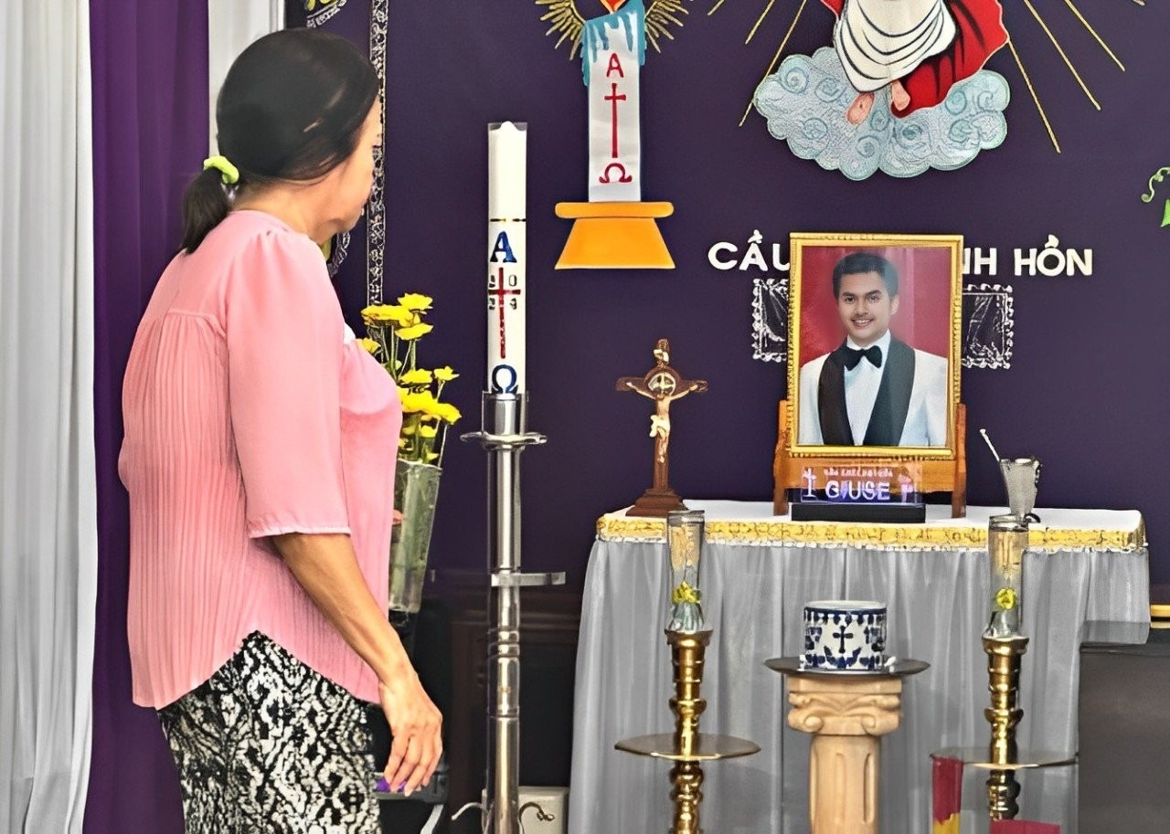 Bà Ánh trong tang lễ của con trai tại quê nhà.