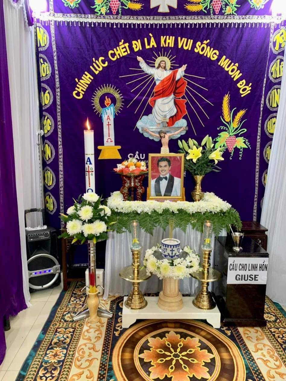 Hình ảnh bàn thờ nam nghệ sĩ tại nhà riêng ở Thủ Đức (TP.HCM).