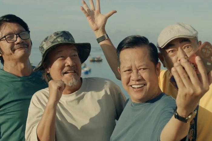 Nhóm bạn thân ở tuổi xế chiều do NSND Việt Anh, NSND Thanh Nam, NSƯT Công Ninh, nghệ sĩ Đức Sơn đảm nhiệm.