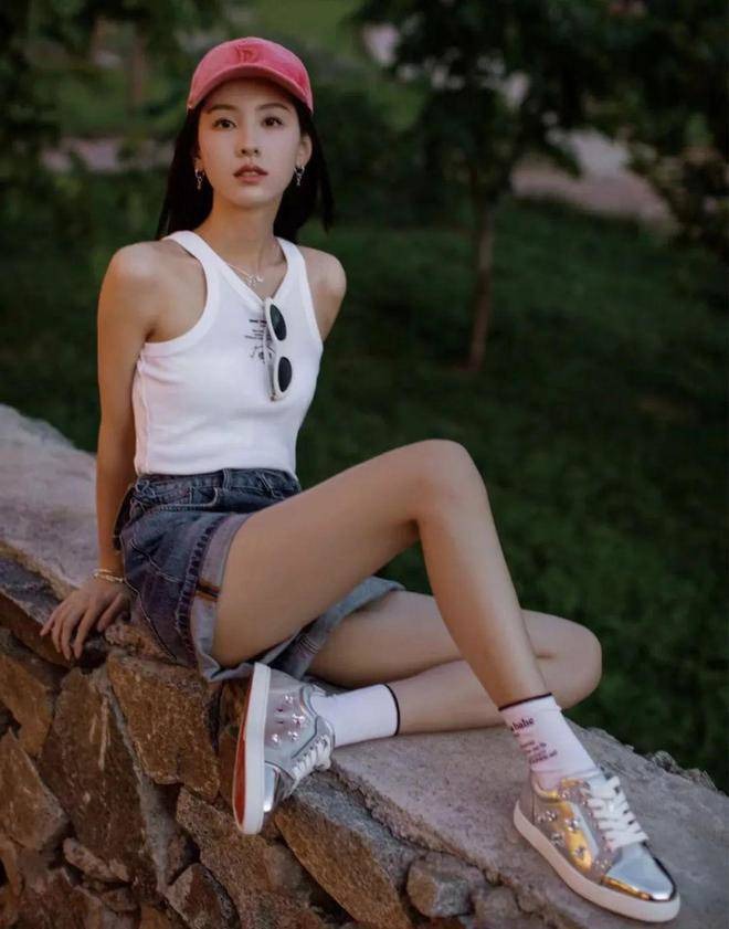 Diện combo cơ bản quần short và áo ba lỗ nhưng cách phối thêm phụ kiện mắt kính, mũ lưỡi trai và giày ánh bạc của Trần Đô Linh đã tạo nên phong cách đậm chất fashionista, rất đáng để học tập.