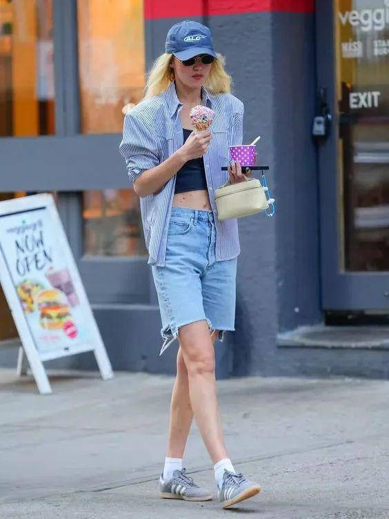 Những bức ảnh đường phố của siêu mẫu Gigi Hadid cũng chính là phối theo phong cách tự do, bay bổng này.