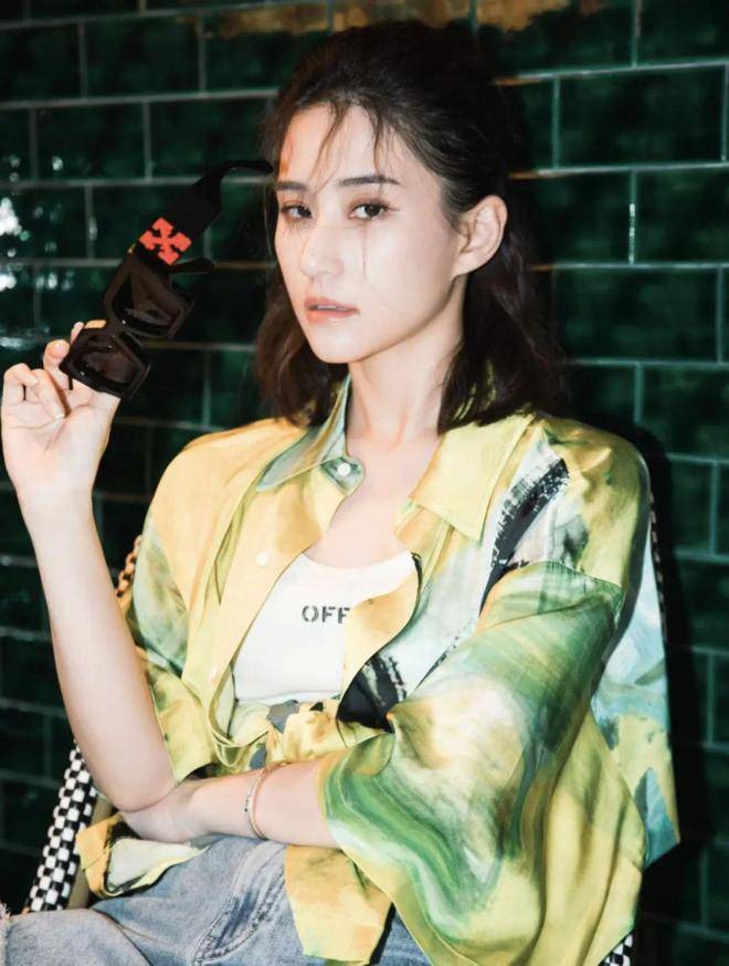 Các nàng có thể chọn sơ mi sáng màu như Hà Siêu Liên để mặc cùng quần short denim mang đến vẻ mát mẻ cho chuyến đi chơi biển.