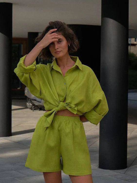Các bộ short với áo sơ mi cùng màu năm nay cũng rất hot với những gam màu tươi sáng.