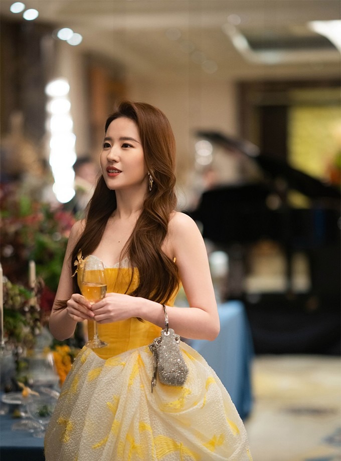 Lưu Diệc Phi tạo nên trend hoa hồng vàng từ vai Hoàng Diệc Mai.