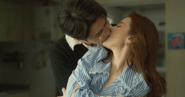 Tình yêu đầu của nữ chính diễn ra vừa ngọt ngào vừa nồng nhiệt.